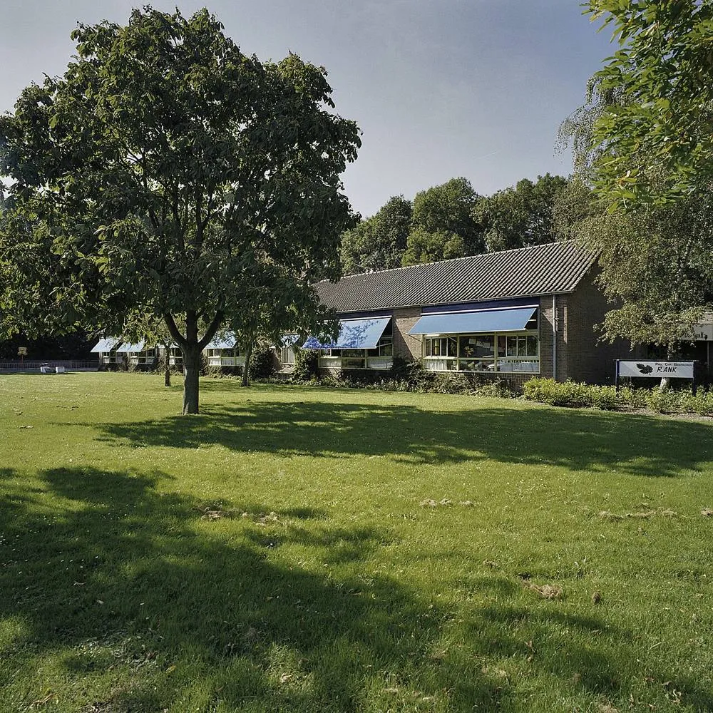 Luttelgeest: Voorzijde van de Christelijke lagere school, gezien vanaf grasveld - Luttelgeest - 20409857 - RCE
