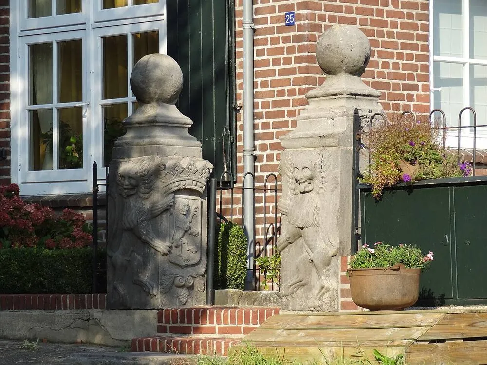 Vierlingsbeek: Vierlingsbeek - Leeuwen van Makken ingemetseld in de tuinpoort van de Staaij